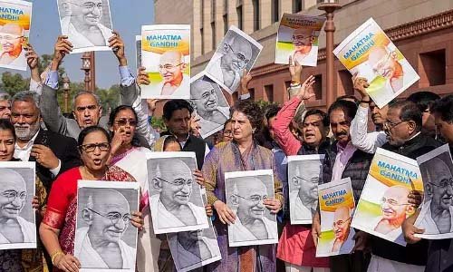 காந்தி பெயர் நீக்கம்: பார்லி.யில் எதிர்க்கட்சியினர் போராட்டம்